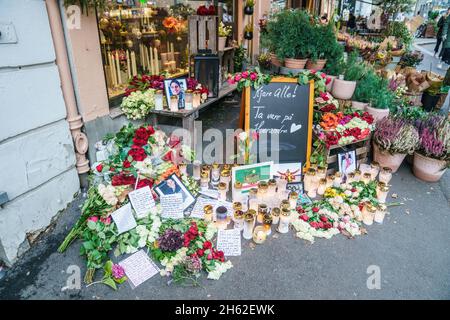 Oslo, Norwegen. November 2021. Oslo 20211112.Blumen, Kerzen und Grüße an dem Ort, an dem Rustam Louis Foss von der Polizei angeschossen wurde, nachdem er in Oslo einen Polizisten mit einem Messer angegriffen hatte. Foto: Stian Lysberg Solum / NTB Kredit: NTB Scanpix/Alamy Live News Stockfoto