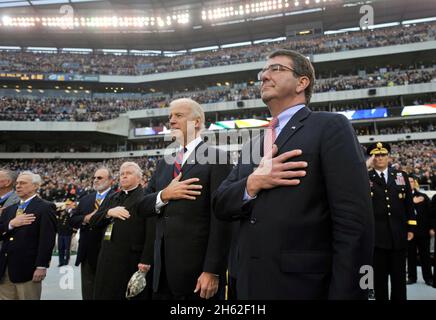 Die stellvertretende Verteidigungsministerin Ashton Carter und Vizepräsident Joe Biden legen ihre Hände über ihre Herzen, während die Nationalhymne vor dem Start des Fußballspiels Army vs. Navy am 8. Dezember 2012 gespielt wird. Stockfoto