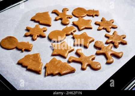 Vorbereitung weihnachten hausgemachte Lebkuchenkekse auf einem Backblech Stockfoto