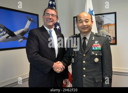 Die stellvertretende Verteidigungsministerin Ashton B. Carter trifft sich mit dem Vorsitzenden des südkoreanischen Stabs, General Jung Seung-jo, am 26. Juli 2013 im Pentagon Stockfoto