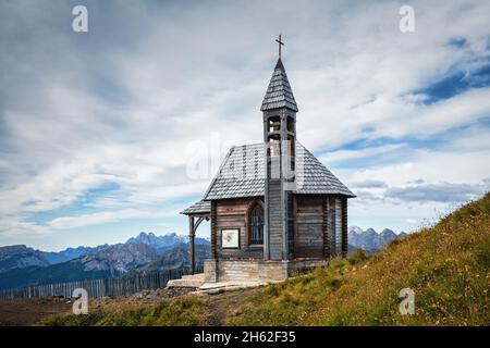 alpenkapelle auf dem Gipfel des col di lana zum Gedenken an die Soldaten, die während des ersten Weltkrieges gefallen sind, livinallongo del col di lana, belluno, veneto, italien Stockfoto