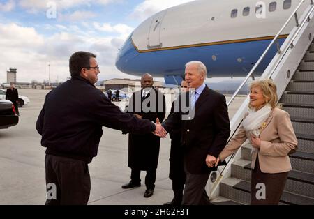 Die stellvertretende Verteidigungsministerin Ashton B. Carter begrüßt den Vizepräsidenten Joe Biden und die zweite Lady Jill Biden, als sie am 3. Februar 2013 in Ramstein, Deutschland, eintreffen. Carter und die Bidens werden verwundete Krieger besuchen, die sich im Landstuhl Regional Medical Center erholen, um ihnen für ihren Dienst zu danken. Carter und Biden nahmen am Vortag an der 49. Münchner Sicherheitskonferenz in München Teil. Die Konferenz ist ein jährliches Treffen von Staats- und Regierungschefs der Außenpolitik sowie führenden Persönlichkeiten der Verteidigungspolitik aus der ganzen Welt. Deutschland ist die zweite Station von Carters sechstägiger Reise, bei der er sich mit Beamten in Franken trifft Stockfoto