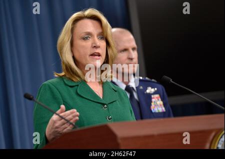 Die Sekretärin der Luftwaffe, Deborah Lee James, und der Kommandant des Global Strike Command der Luftwaffe, LT. General Stephen Wilson, informieren die Presse am 30. Januar 2014 im Pressesaal des Depentos. Stockfoto