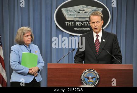 Der stellvertretende stellvertretende Sekretär für Militärgemeinschafts- und Familienpolitik, Charles Milam, spricht mit Reportern während einer gemeinsamen Pressekonferenz mit Holly Petraeus im Pentagon am 18. Oktober 2012. Stockfoto