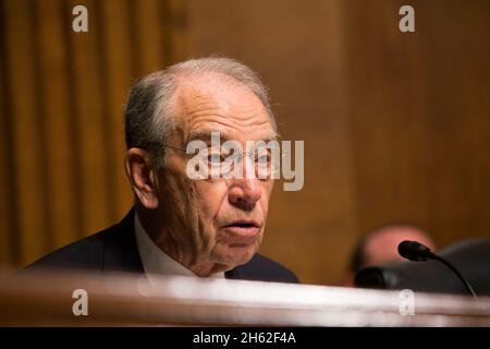 Senator Chuck Grassley stellt während einer Anhörung vor dem Justizausschuss des Senats, Unterausschuss für Grenzsicherheit und Einwanderung, bei der der Titel „Building America's Trust through Border Security: Progress on the Southern Border“ in Washington, D.C., am 23. Mai 2017, stattfand, den stellvertretenden Kommissar für Zoll und Grenzschutz der USA, Fragen Stockfoto