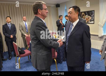 Verteidigungsminister Ash Carter begrüßt General Fan Changlong, den stellvertretenden Vorsitzenden der chinesischen Zentralen Militärkommission, während sie sich auf ein Abendessen im Pentagon am 11. Juni 2015 vorbereiten Stockfoto