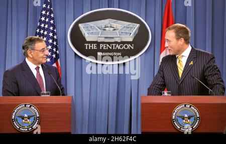 Verteidigungsminister Leon Panetta, links, hört auf einer gemeinsamen Pressekonferenz im Pentagon Press Briefing Room am 28. September 2012 dem kanadischen Verteidigungsminister Peter MacKay zu. Panetta, MacKay und ihre leitenden Mitarbeiter trafen sich früher, um über die für beide Nationen interessanten nationalen Sicherheitsfragen zu diskutieren. Stockfoto