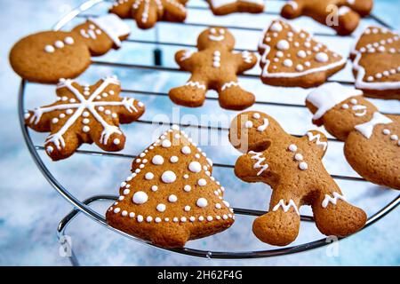 Weihnachten hausgemachte Lebkuchenkekse auf blauem Hintergrund Stockfoto