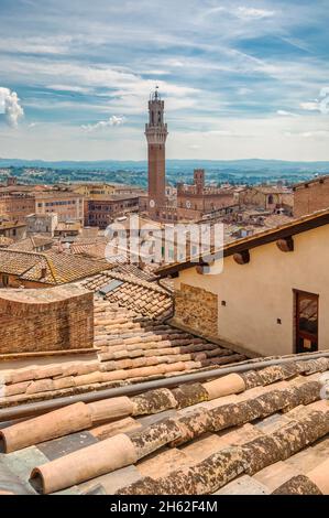 Erhöhter Blick auf torre del mangia und piazza del campo, historische Stadt, siena, toskana, italien Stockfoto