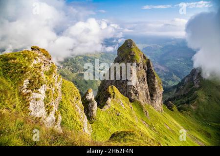 Vulkanischer Kamm des padons, schwindelerregende Mauern und felsige Gipfel, Blick von oben auf den piz d'ornella, livinallongo del col di lana, belluno, venetien, italien Stockfoto