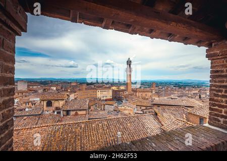 siena, toskana, italien, erhöhter Blick auf torre del mangia und piazza del campo, historische Stadt Stockfoto