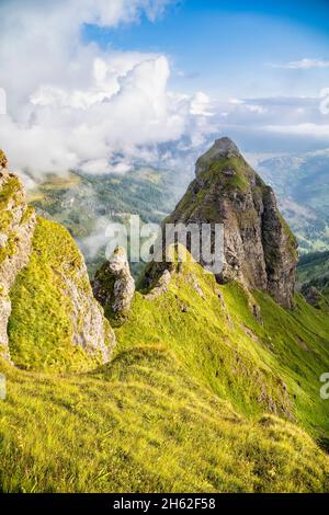 Vulkanischer Kamm des padons, schwindelerregende Mauern und felsige Gipfel, Blick von oben auf den piz d'ornella, livinallongo del col di lana, belluno, venetien, italien Stockfoto