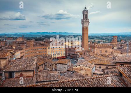 siena, toskana, italien, erhöhter Blick auf torre del mangia und piazza del campo, historische Stadt Stockfoto