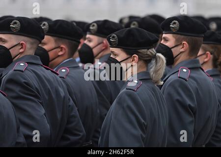 München, Deutschland. November 2021. Feierliches Gelübde der Rekruten vor dem Schloss Nymphenburg in München. Soldaten schwören am 12. November 2021 auf ihre Treue. Kredit: dpa/Alamy Live Nachrichten Stockfoto