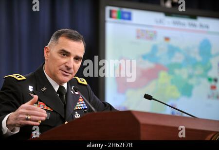 Der Kommandant des Joint Command der International Security Assistance Force und der stellvertretende Kommandant der US-Streitkräfte – Afghanistan, LT. General Curtis Scaparrotti, spricht im Briefing-Raum des US-amerikanischen Finanzamts an die Medien, während er am 8. Februar 2012 über aktuelle Operationen informiert. Stockfoto