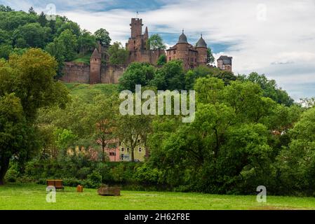 Blick von kreuzwertheim in bayern auf Schloss wertheim in baden-württemberg Stockfoto