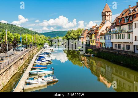 wertheim an der romantischen Straße, bunte Häuserzeile an der tauber und dem Hafen in wertheim Stockfoto