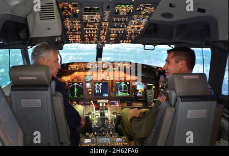 Verteidigungsminister Chuck Hagel, links, sitzt im Cockpit eines P-8 Poseidon Flugsimulators, als er am 16. Juli 2013 das Patrol Squadron 30 Trainingszentrum auf der Naval Air Station Jacksonville, Florida, besucht. Stockfoto