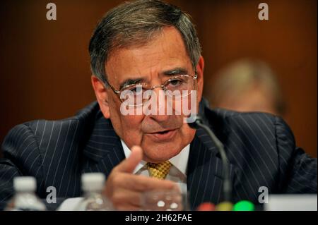 Verteidigungsminister Leon E. Panetta bezeugt vor dem Unterausschuss für Verteidigungsermächtigungen des US-Senats für das Haushaltsjahr 2013 am 13. Juni 2012 im Dirksen Senate Office Building, Washington, D.C.. Stockfoto