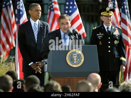 Verteidigungsminister Leon Panetta hält seine Ausführungen ab, während Präsident Obama und der Vorsitzende der Generalstabschefs Martin Dempsey am 11. September 2012 die Audienz betrachten. Stockfoto