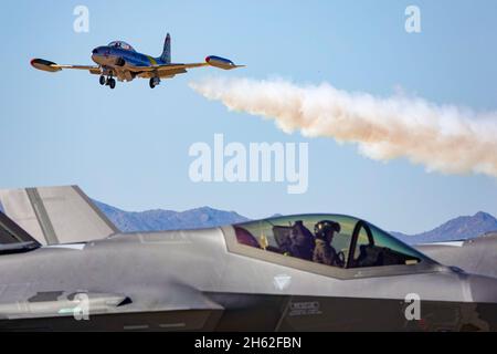 Eine wunderschön restaurierte Lockheed T-33 schwebt bei einer Airshow vor kurzem über einer F-35 Lightning II Stockfoto