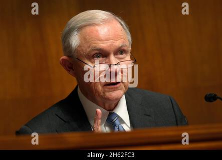 Der Vorsitzende des Justizausschusses des Senats, Senator Jeff Sessions (R-AL), nimmt Eröffnungsanträge vor einem Gremium von Beamten des Heimatschutzministeriums vor Stockfoto