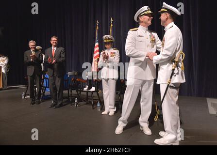 Scheidender und scheidender Leiter der Naval Operations ADM. Jonathan Greenert schüttelt die Hände mit ankommendem CNO ADM. John Richardson, nachdem er ihre Befehle während einer Zeremonie zur Änderung des Kommandos, die an der US Naval Academy in Annapolis, MD, abgehalten wurde, am 18. September 2015, offiziell gelesen hatte Stockfoto