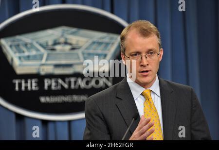 Der stellvertretende Verteidigungsminister für öffentliche Angelegenheiten, George Little, beantwortet die Frage eines Reporters während einer Pressekonferenz im Pentagon Press Briefing Room am 17. Juli 2012. Stockfoto