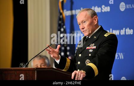 Der Vorsitzende der Joint Chiefs of Staff General Martin Dempsey, US Army, hält eine Rede auf dem Forum über das Seerechtsübereinkommen, das am 9. Mai 2012 im Willard Intercontinental Washington Hotel, Washington D.C., stattfand. Stockfoto