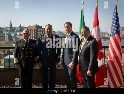 Von links: Der mexikanische Verteidigungsminister, General Guillermo Galvan Galvan, der mexikanische Minister des Vizeadmiral der Marine, Mariano Francisco Saynez Mendoza, Der kanadische Verteidigungsminister Peter MacKay und der US-Verteidigungsminister Leon E. Panetta posieren für ein Familienportrait auf dem Dach des Lester B. Pearson-Gebäudes vor dem trilateralen Dienstag, den 27. März 2012 in Ottawa, Kanada. Im Hintergrund die Stadt Ottawa und der kanadische Parlamentar (links). Stockfoto