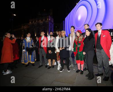 London, Großbritannien. November 2021. Der Londoner Bürgermeister SADIQ KHAN führt den Countdown an, um im West End mit kostümierten Mitarbeitern der Einzelhandelsgeschäfte des Viertels das Weihnachtslicht einzuschalten. (Bild: © Tayfun Salci/ZUMA Press Wire) Bild: ZUMA Press, Inc./Alamy Live News Stockfoto