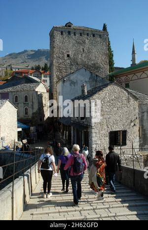 Touristen zu Fuß über die Alte Brücke, den Fluss Neretva, Mostar, Bosnien und Herzegowina. Stockfoto