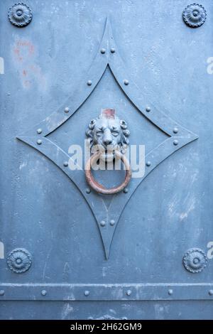 Metalltür mit Türklopfer. Stockfoto