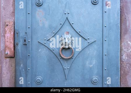 Metalltür mit Türklopfer. Stockfoto