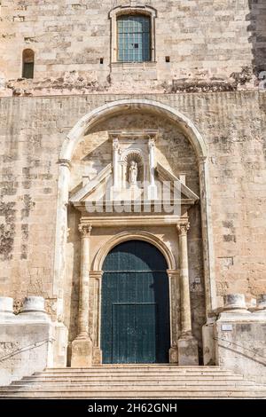 Eingangsportal,nostra senyora del carme,karmelitenkirche,links claustre del carme,ehemaliger Klosterkomplex,heute die Markthalle der Stadt,mahon,Maó,menorca,spanien,europa Stockfoto