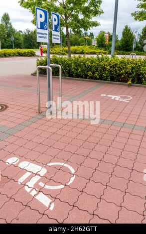 Behindertenparkplatz in einem Supermarkt Stockfoto