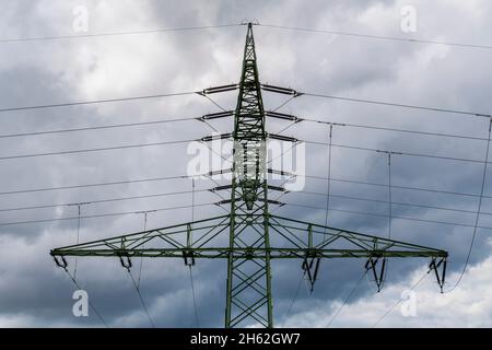 Strommast mit Kreuzung von Stromleitungen Stockfoto
