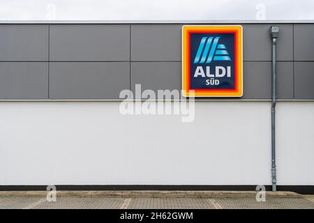 Außenwand auf dem Parkplatz einer Filiale der firma aldi süd in landsberg am lech Stockfoto