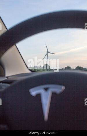 Roadtrip durch deutschland in einem tesla Modell 3 Performance Stockfoto
