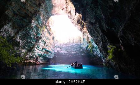 griechenland, griechische Inseln, ionische Inseln, kefalonia, Ostküste, melissani-Höhle, Höhle mit dem Boot befahrbar, Loch in der Decke, Ruderboote mit Touristen, türkisfarbenes Wasser, beleuchtete Höhlenwände Stockfoto