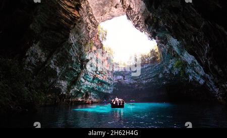 griechenland, griechische Inseln, ionische Inseln, kefalonia, Ostküste, melissani-Höhle, Höhle mit dem Boot befahrbar, Loch in der Decke, Ruderboote mit Touristen, türkisfarbenes Wasser, beleuchtete Höhlenwände Stockfoto