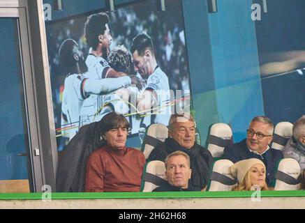 Joachim Jogi Löw, ehemaliger DFB-Cheftrainer, Wolfgang NIERSBACH, EX- DFB Praesident, Andreas KOEPKE , Ex-Torwarttrainer DFB, im Spiel DEUTSCHLAND - LIECHTENSTEIN 9-0 Qualifikation zur WM 2022 in Katar, WM Quali, Saison 2021/2022, 11. November 2021 in Wolfsburg, Deutschland. © Peter Schatz / Alamy Live News Stockfoto