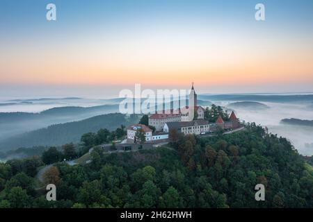 Drohnenfoto des saale-Tals mit Nebel bei Sonnenaufgang. Stockfoto