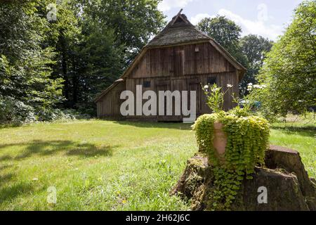 Typisches Holzhaus mit Reetdach in der lüneburger Heide, niedersachsen, Deuchland Stockfoto