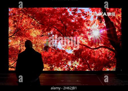 Die Messebesucher sehen, wie der chinesische Elektronikhersteller Konka auf der CES Las Vegas, NV, USA, seinen Aphaea Smart Wall 8K Micro LED-Fernseher ausstellt Stockfoto