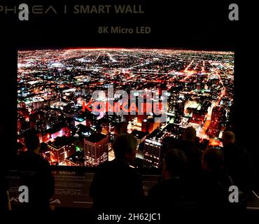 Die Messebesucher sehen, wie der chinesische Elektronikhersteller Konka auf der CES Las Vegas, NV, USA, seinen Aphaea Smart Wall 8K Micro LED-Fernseher ausstellt Stockfoto