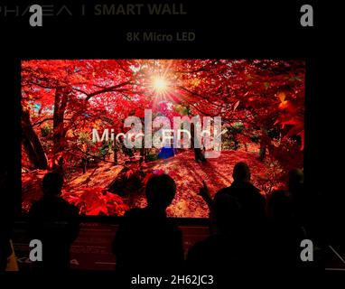 Die Messebesucher sehen, wie der chinesische Elektronikhersteller Konka auf der CES Las Vegas, NV, USA, seinen Aphaea Smart Wall 8K Micro LED-Fernseher ausstellt Stockfoto