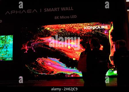 Die Messebesucher sehen, wie der chinesische Elektronikhersteller Konka auf der CES Las Vegas, NV, USA, seinen Aphaea Smart Wall 8K Micro LED-Fernseher ausstellt Stockfoto