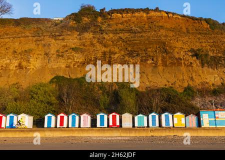 england, Insel wight, shanklin Beach, bunte Strandhütten und Klippen Stockfoto