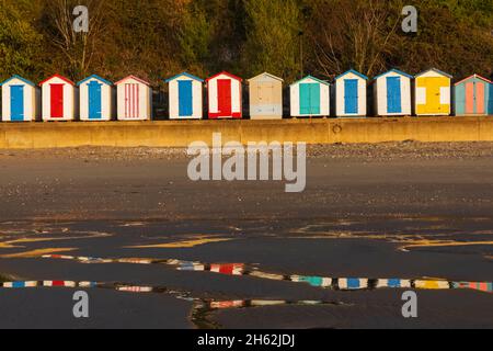 england, Insel wight, shanklin Beach, bunte Strandhütten und Klippen Stockfoto